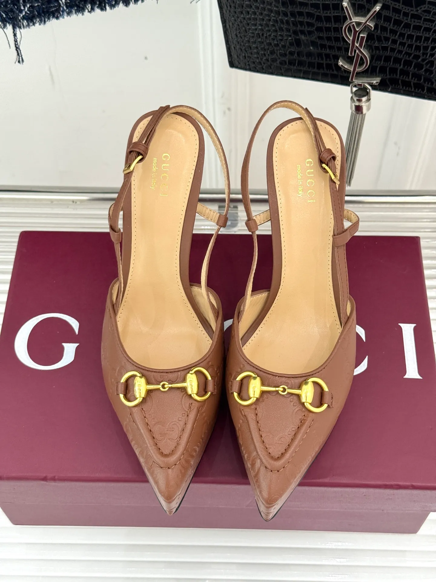 Factory direct sales p680🐘🐘Women's shoes Women's Gucci/Gucci classic horsebit pointed toe platform high-heeled sandals Perfectly integrate classic elements and fashion design. These sandals are decorated with the iconic horsebit. The metallic horsebit embellishes the upper, exuding a strong retro style and highlighting the brand heritage. The design of the waterproof platform and the high heel complement each other. The 9.5 cm high heel and the 2 cm waterproof platform can effectively reduce the pressure on the foot while elongating the leg line, making walking more stable. The adjustable ankle buckle design is not only easy to put on and take off, but can also be adjusted according to personal foot shape to ensure a comfortable fit. Whether paired with an elegant dress for formal occasions or paired with simple trousers to create a fashionable street style, these sandals can be easily worn, adding a touch of color to the overall look and showing the wearer's unique taste and fashion attitude. The fabric is made of original customized calfskin, the inner pads are all sheepskin, and the genuine leather outsole imported from Italy size: 35-39 (40/41/42 customized)